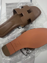 CLAQUETTES TAUPE